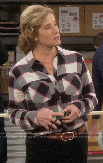 Vanessa’s checked button down shirt on Last Man Standing