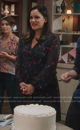 Amy’s black floral pleated dress on Brooklyn Nine-Nine