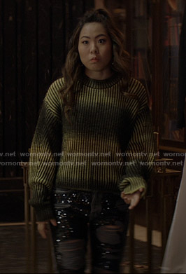 Mary’s yellow ribbed sweater and sequin jeans on Batwoman