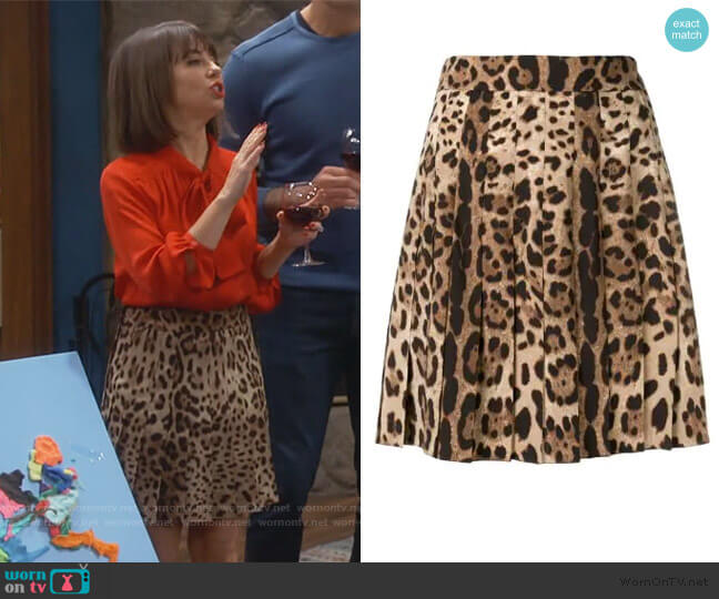 WornOnTV: Elizabeth's leopard print pleated mini skirt