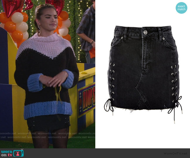Mystique Skirt by BlankNYC worn by Alexa Mendoza (Paris Berelc) on Alexa & Katie