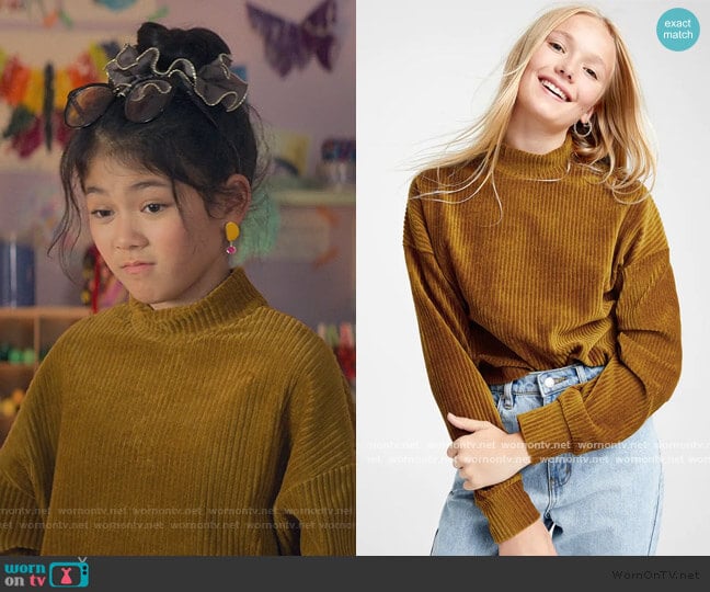 Corduroy mock-neck sweater by Twik worn by Claudia Kishi (Momona Tamada) on The Baby-Sitters Club