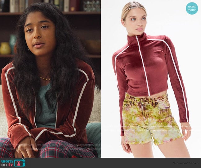 Jerri Velour Zip-Up Cropped Jacket by Urban Outfitters worn by Devi Vishwakumar (Maitreyi Ramakrishnan) on Never Have I Ever