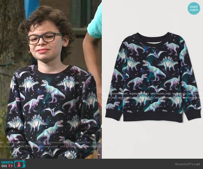 Sweatshirt with Motif by H&M worn by Matteo Silva (Raphael Alejandro) on Bunkd