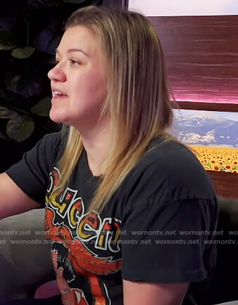 Kelly’s Queen graphic tee on The Kelly Clarkson Show