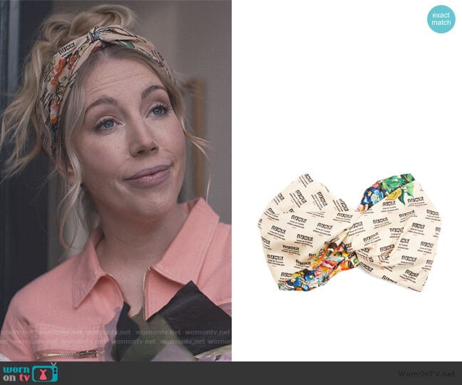 Invite and flowers-print silk headband by Gucci worn by Katherine (Katherine Ryan) on The Duchess