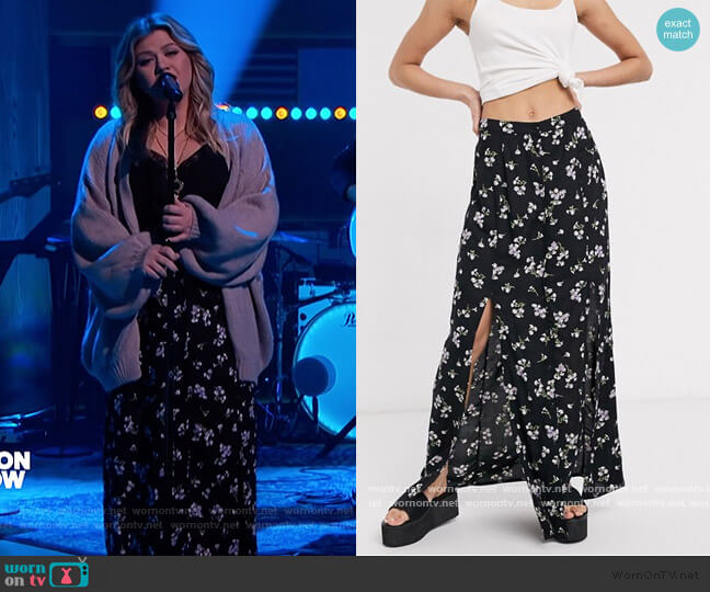 Floral Split Maxi Skirt in black by Miss Selfridge  worn by Kelly Clarkson  on The Kelly Clarkson Show