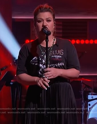 Kelly’s black Elvis graphic tee on The Kelly Clarkson Show