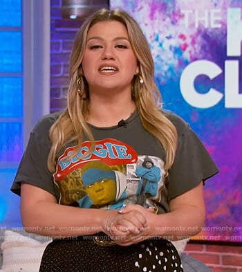 Kelly's Biggie Smalls graphic tee on on The Kelly Clarkson Show