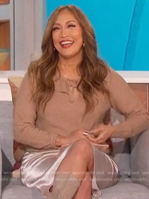 Carrie’s beige tie neck sweater on The Talk