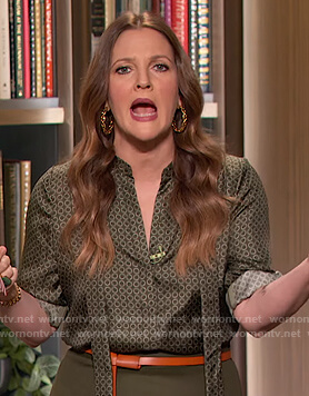 Drew’s green geometric tie blouse and skirt on The Drew Barrymore Show