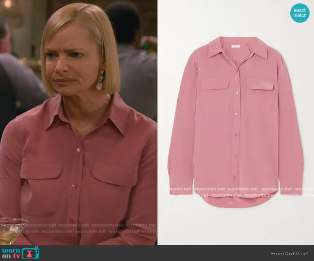Slim Signature washed-silk shirt by Equipment worn by Jill Kendall (Jaime Pressly) on Mom