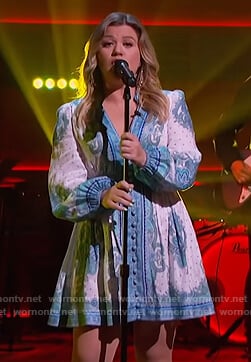 Kelly’s white paisley print linen dress on The Kelly Clarkson Show