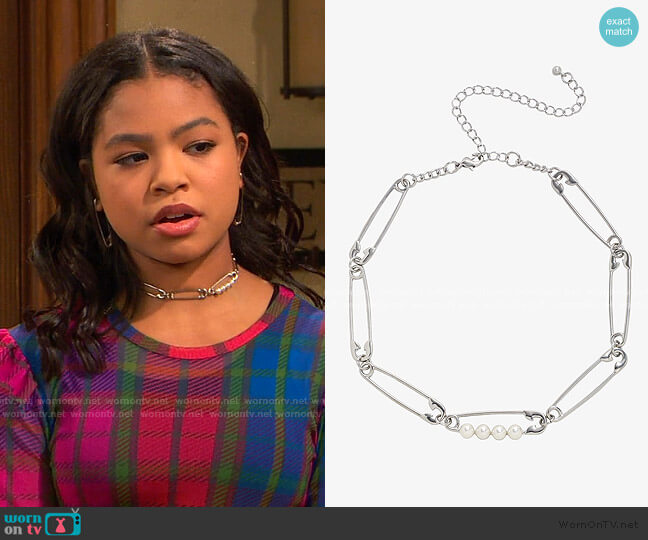 Safety Pin Pearl Choker by Hot Topic worn by Nia Baxter (Navia Robinson) on Ravens Home