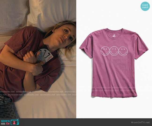 Urban Outfitters Smiley Pigment Dye Tee worn by Cassie Bowden (Kaley Cuoco) on The Flight Attendant