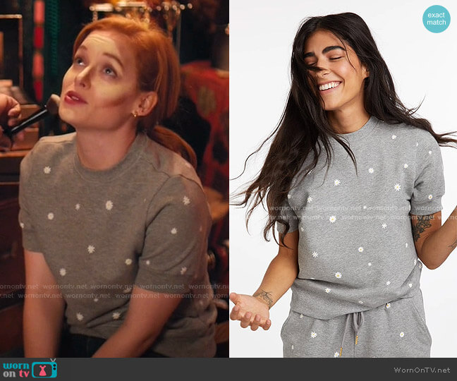 Daisy Short Sleeve Sweatshirt by Ban.Do worn by Zoey Clarke (Jane Levy) on Zoeys Extraordinary Playlist