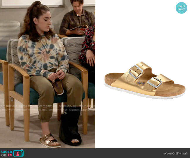 Birkenstock Arizona Sandal in Sirocco Gold worn by Jackie Raines (Rachel Sennott) on Call Your Mother