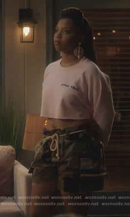 Jazlyn's pink cropped Girls Tour sweatshirt on Grown-ish
