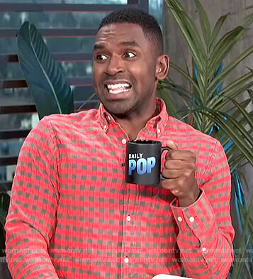 Justin's red flannel shirt on E! News Daily Pop