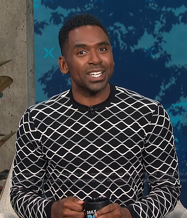 Justin’s black wave patterned sweater on E! News Daily Pop