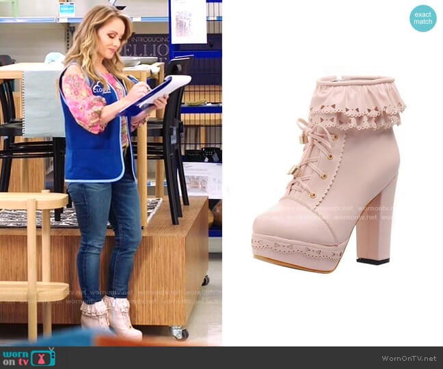 Kelly’s pink ruffle ankle boots on Superstore