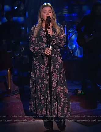 Kelly’s floral print midi dress on The Kelly Clarkson Show