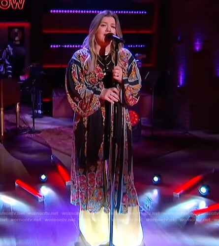 WornOnTV: Kelly’s black floral kimono top on The Kelly Clarkson Show ...