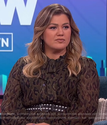 Kelly’s green leopard tie neck dress on The Kelly Clarkson Show