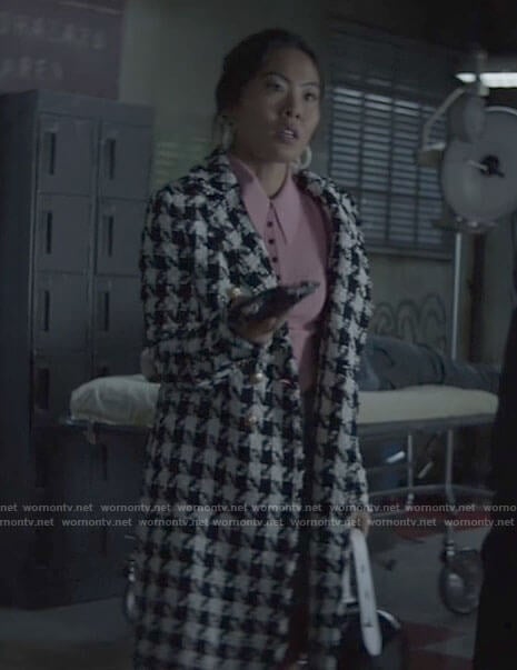 Mary's houndstooth coat on Batwoman