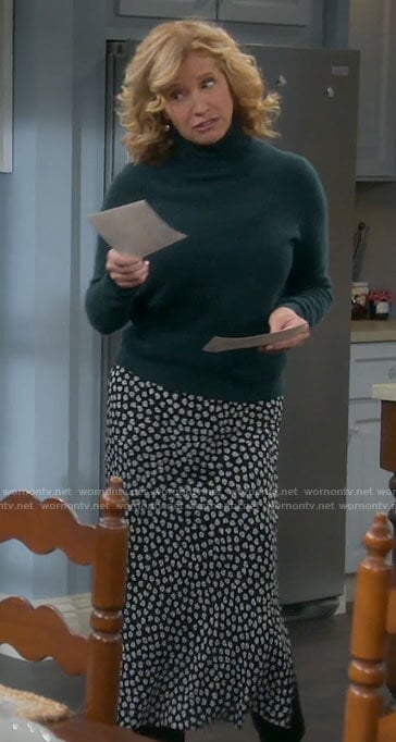 Vanessa’s green turtleneck sweater and floral skirt on Last Man Standing