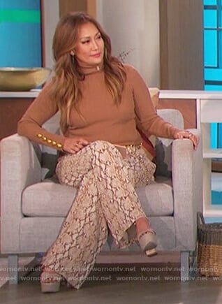 Carrie’s beige button cuff sweater on The Talk