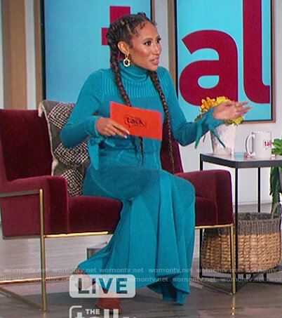 Elaine’s turqoise ribbed sweater and skirt on The Talk