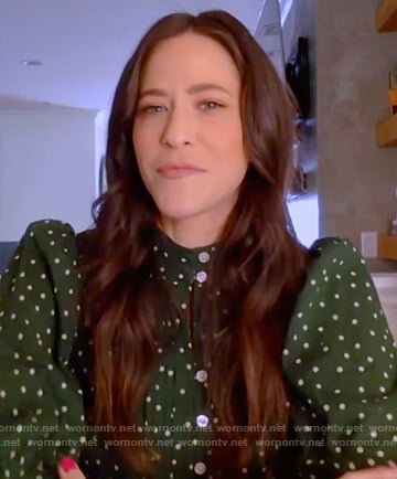 Jackie Tohn’s green polka dot puff sleeve blouse on The Kelly Clarkson Show