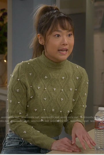 Jen's green pointelle sweater with pearls on Last Man Standing