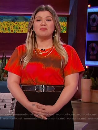 Kelly’s red tie dye tee on The Kelly Clarkson Show