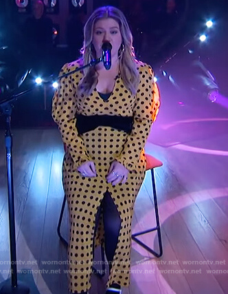 Kelly's yellow polka dot dress on The Kelly Clarkson Show