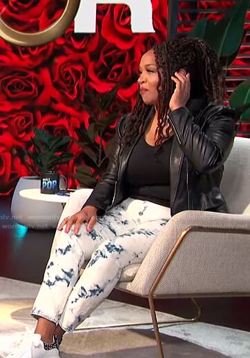 kym’s tie dye jeans on E! News Daily Pop