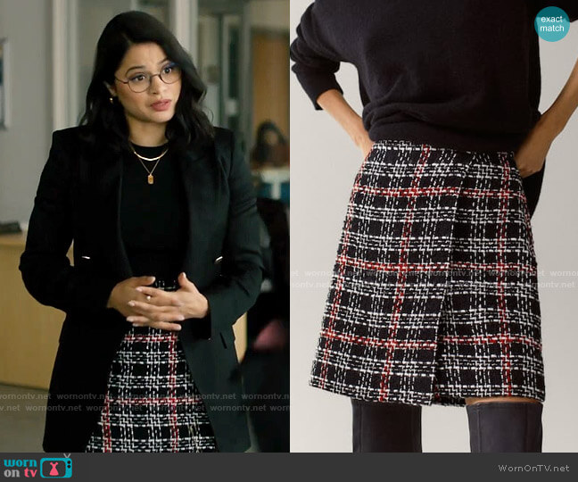 Massimo Dutti Black check mini skirt worn by Mel Vera (Melonie Diaz) on Charmed