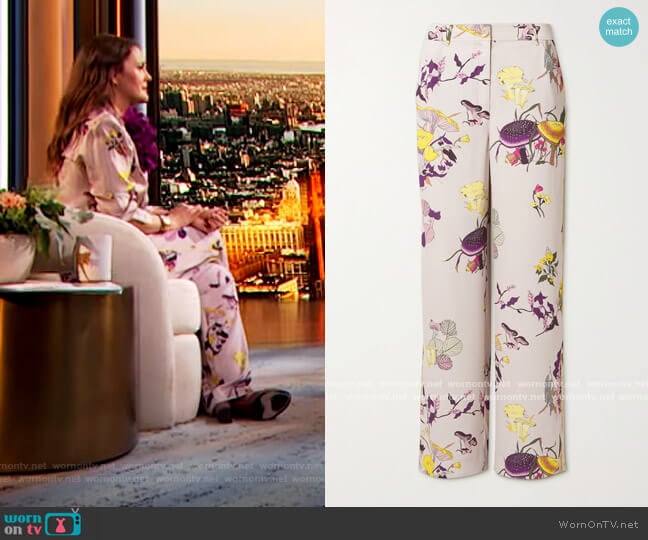 Printed crepe straight-leg pants by Tory Burch worn by Drew Barrymore on The Drew Barrymore Show