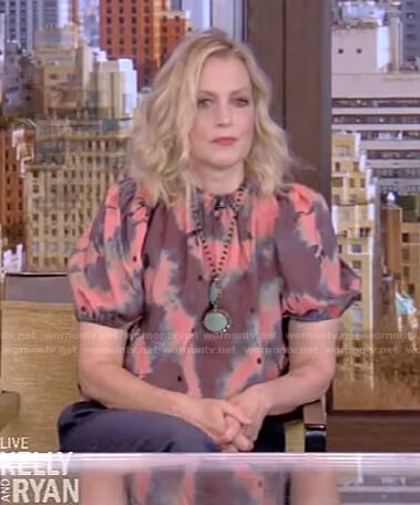 Ali Wentworth's tie dye top on Live with Kelly and Ryan