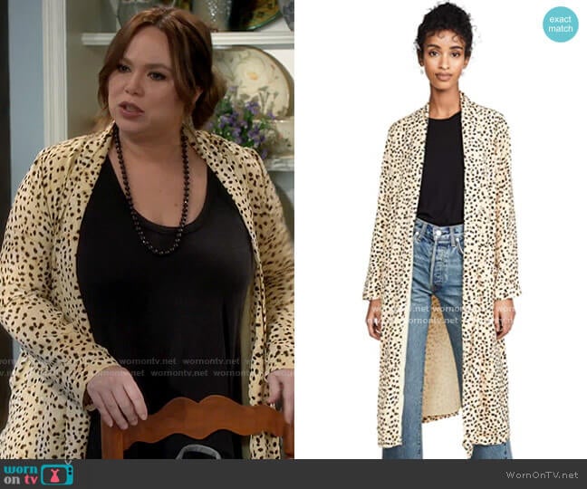 Cupcakes and Cashmere Arianne Duster Coat  worn by Kristin Baxter (Amanda Fuller) on Last Man Standing