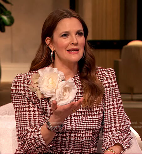 Drew’s white and brown houndstooth dress on The Drew Barrymore Show