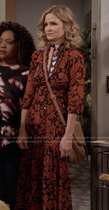 WornOnTV: Jean's bag on Call Your Mother, Kyra Sedgwick