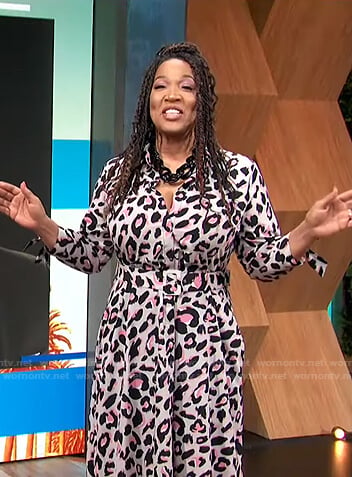 kym’s pink leopard belted dress on E! News Daily Pop