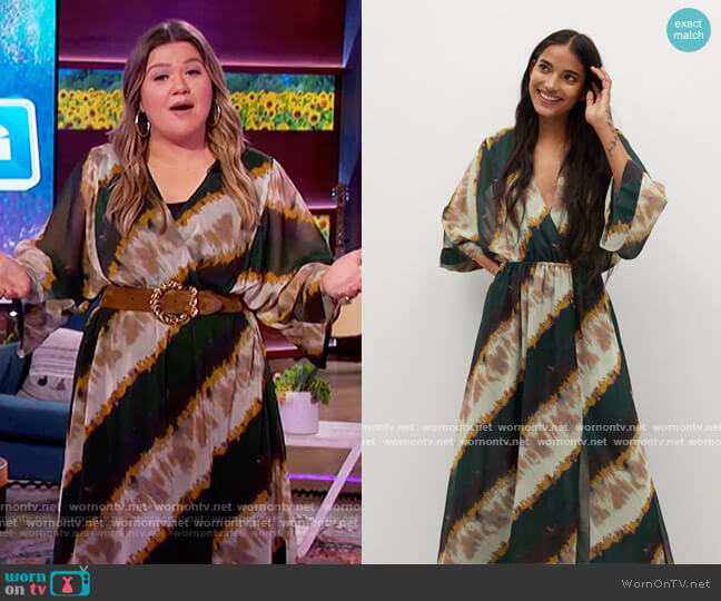 Flowy printed dress by Mango worn by Kelly Clarkson on The Kelly Clarkson Show