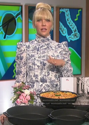 Amanda’s printed turtleneck dress on The Talk