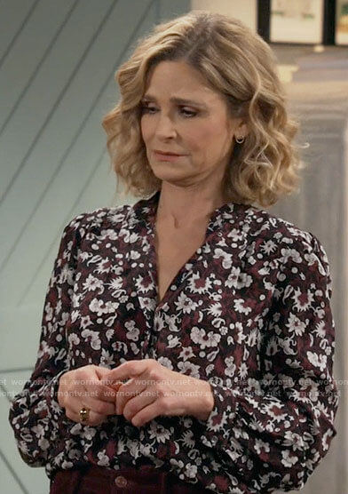 WornOnTV: Jean's bag on Call Your Mother, Kyra Sedgwick