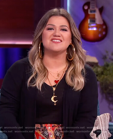 Kelly’s heart and moon necklace on The Kelly Clarkson Show