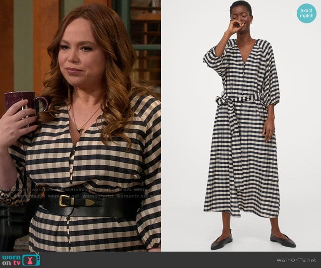 H&M Lyocell-blend Dress in Dark Blue / Beige Checked worn by Kristin Baxter (Amanda Fuller) on Last Man Standing