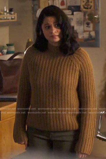 Mel's light brown knit sweater on Charmed